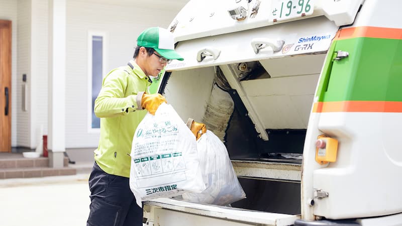 家庭ごみの収集で三次市内を駆け回る日々